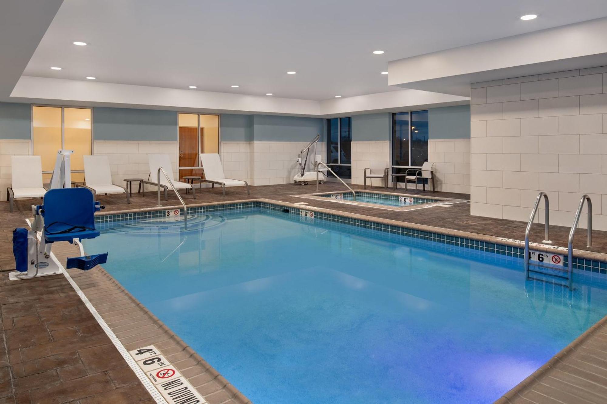 Holiday Inn Express Hotel & Suites Terre Haute By Ihg Εξωτερικό φωτογραφία