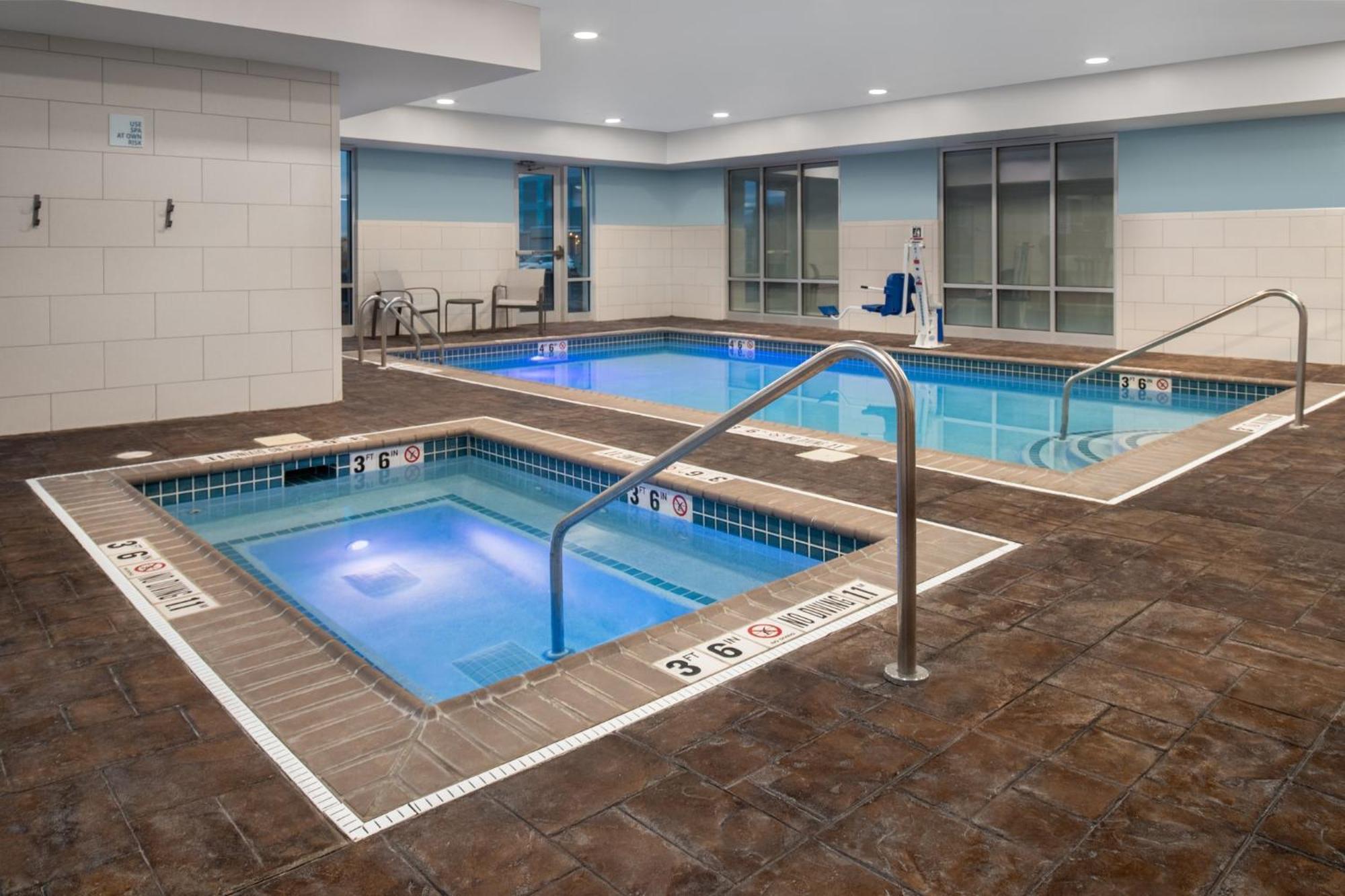 Holiday Inn Express Hotel & Suites Terre Haute By Ihg Εξωτερικό φωτογραφία
